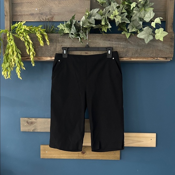 Tribal Pants - Tribal Black Women's Bermudas EUC Size 6 Pull on with front pockets